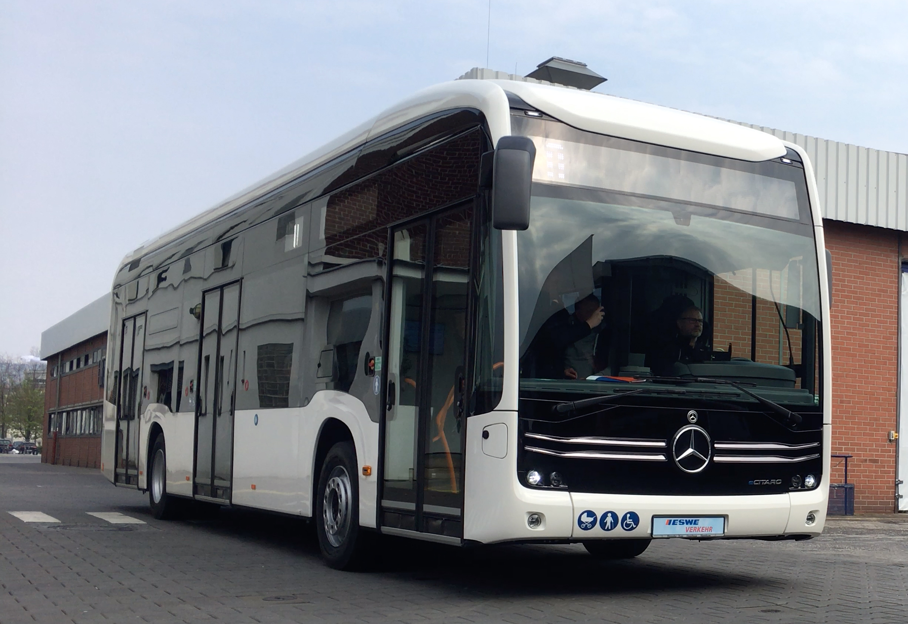 Mercedes Benz liefert 56 elektrische Stadtbusse nach Wiesbaden