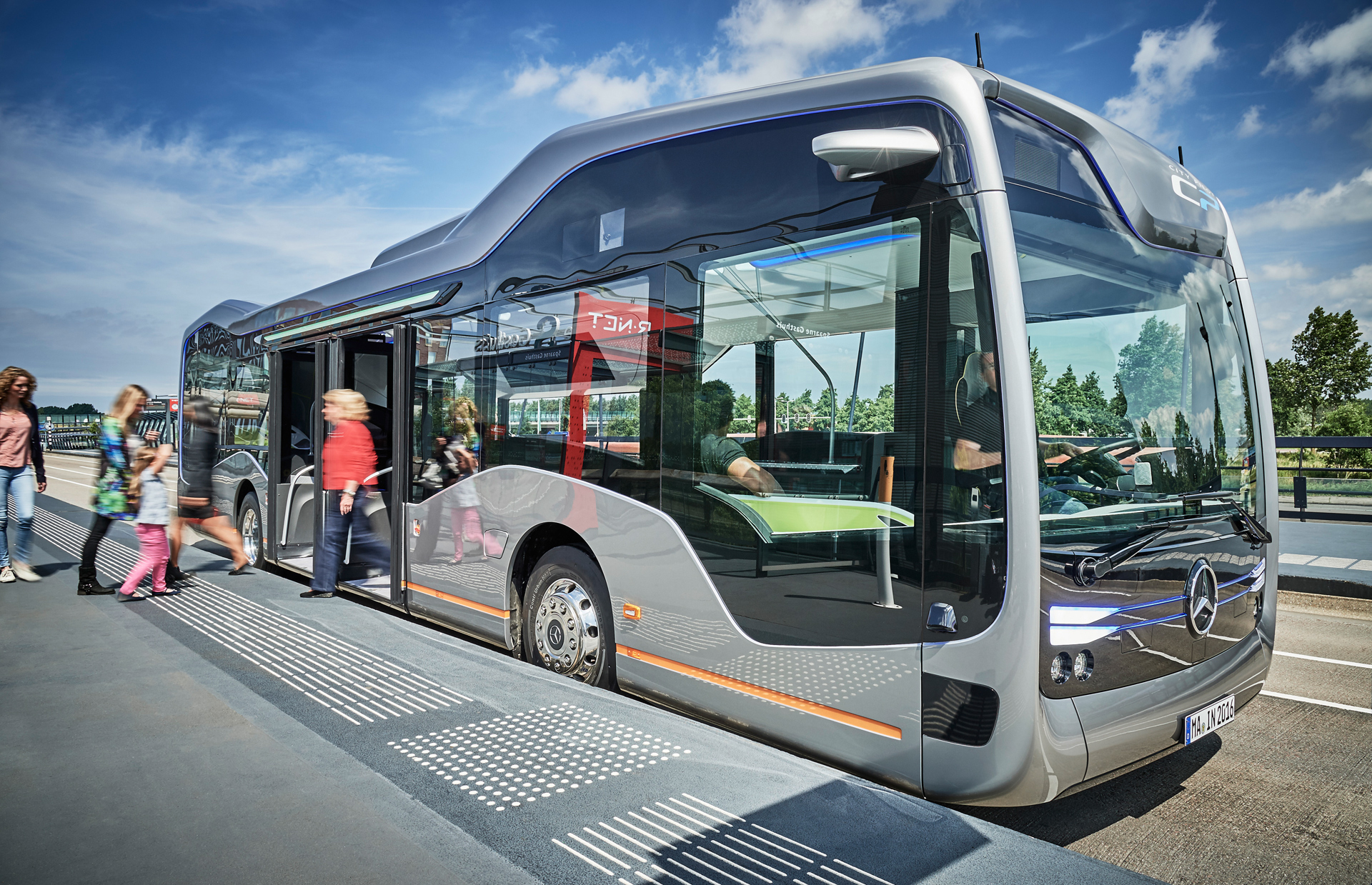 Daimler Buses präsentiert autonom fahrenden Stadtbus der Zukunft